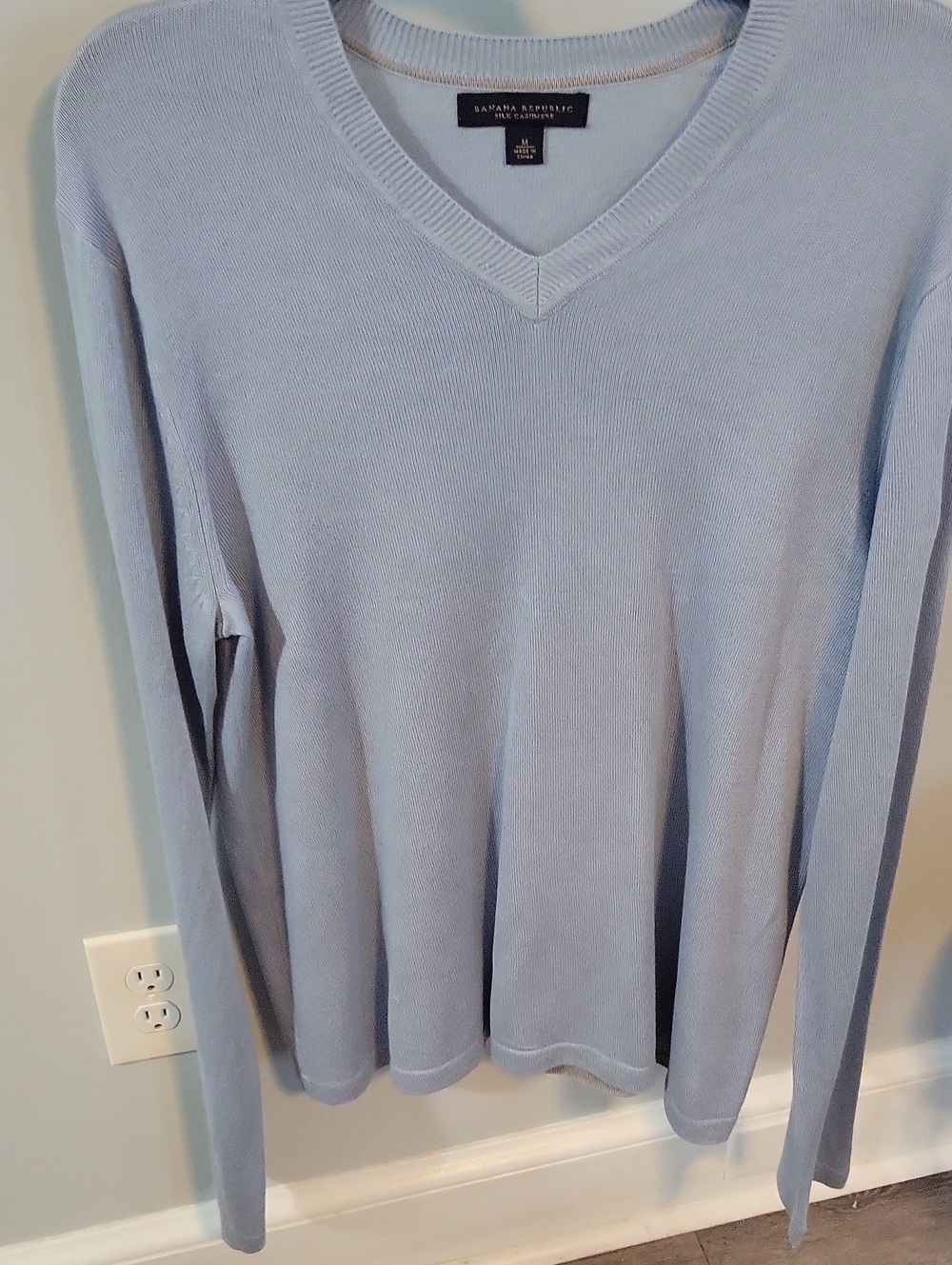 Banana Republic Men's Pale Blue V-Neck Sweater
